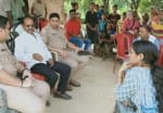 26 : जगदीशपुर : सउदी अरब में अधेड़ की हत्या के बाद घर पहुंचकर सात्वना देतीं एसडीएम व सीओ। -संवाद