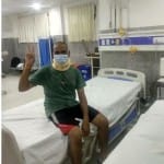 अस्पातल से डिस्चार्ज होने पर दिखाया विक्ट्री साइन।