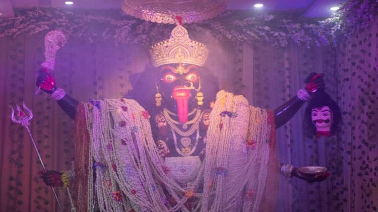 Maa Kali Aarti Lyrics:रोजाना पूजा के दौरान करें काली माता की आरती, सुख