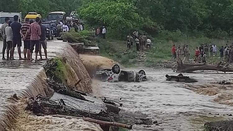 Car Accident In Uttarakhand Ramnagar, Tourist Car Crash, Car Rammed ...