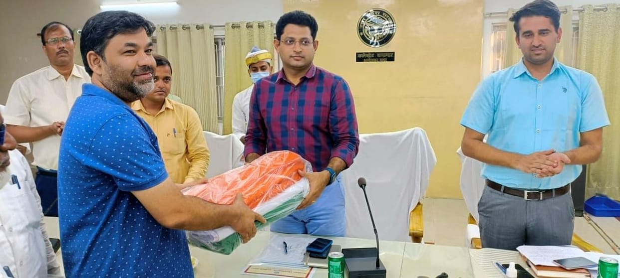 Weavers donated three thousand meters of cloth for the tricolor
