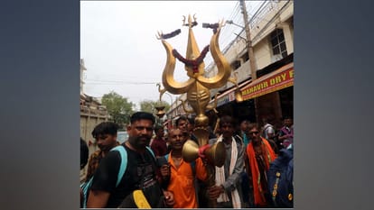 Amarnath Yatra 2022: Shiva devotees left with 21 feet high trishul and pair of pigeons