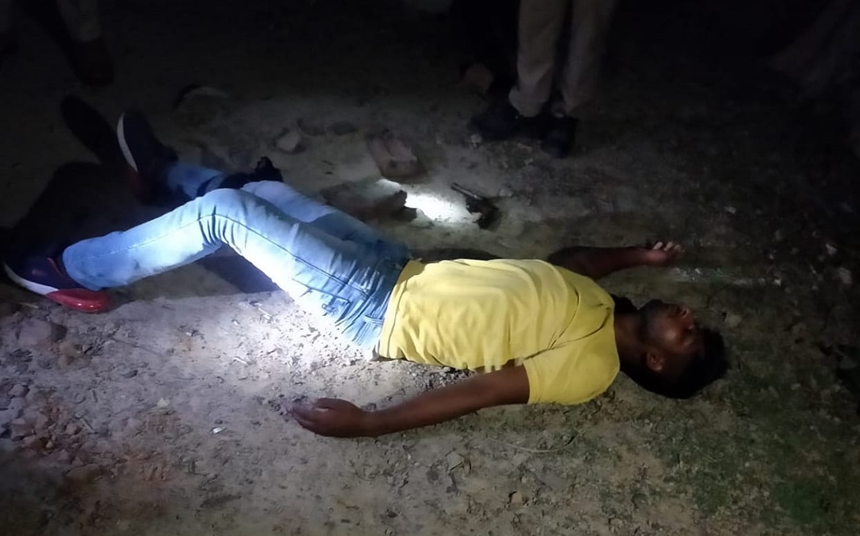 Encounter in azamgarh Accused of robbery from bike riding couple injured looted jewelery recovered