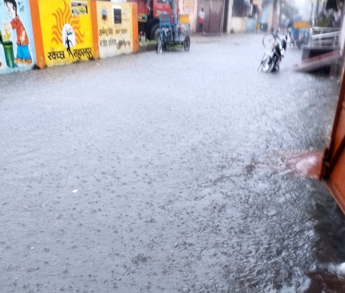 Waterlogging at many places due to rain, trouble to passers-by
