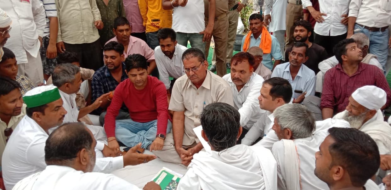 Demonstration outside SDM office due to lack of drainage