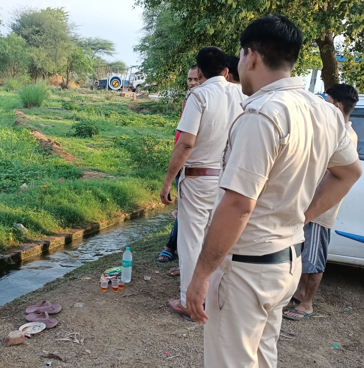 Liquor party was going on the banks of the canal, the police raided, the youth escaped leaving the liquor bottles