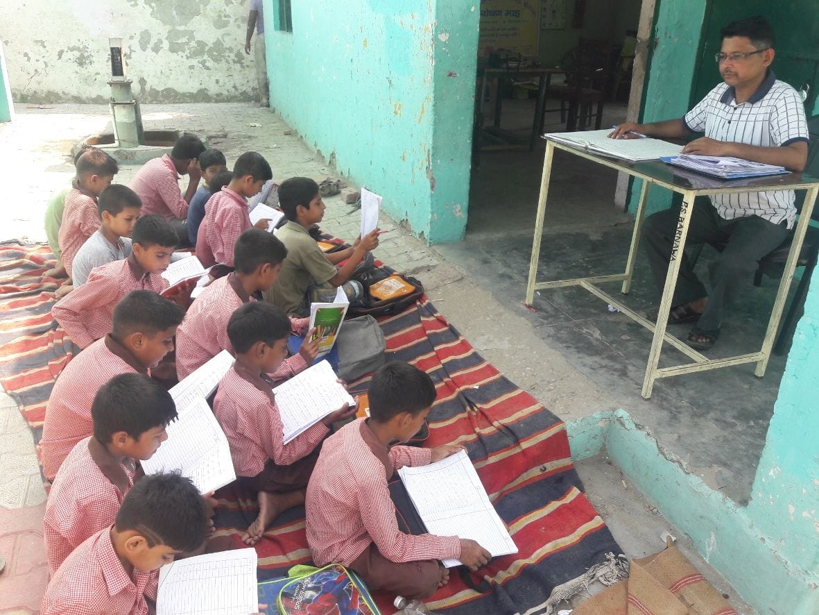 Children are forced to study in the scorching sun and heat