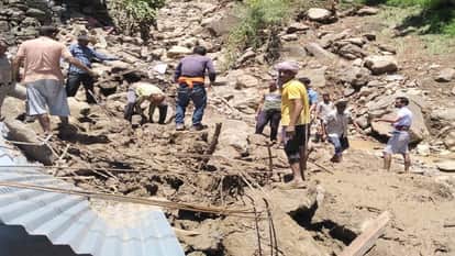 बादल फटने के बाद का मंजर।