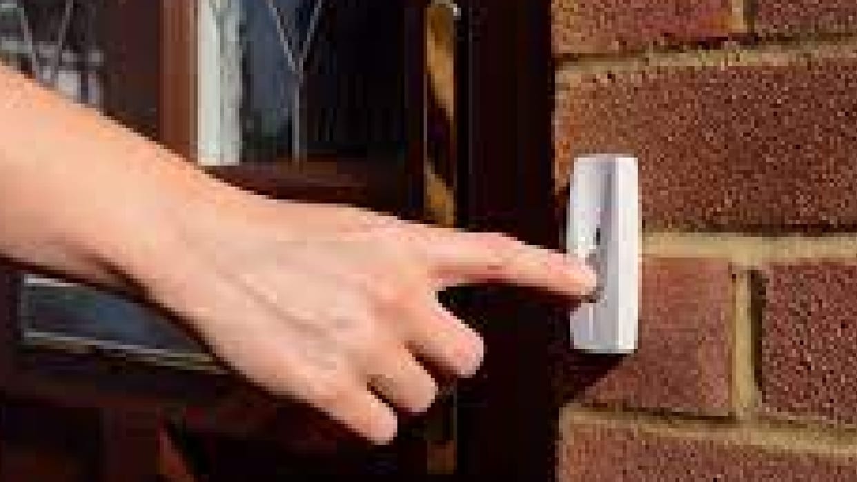 Young man rang neighbor s doorbell in naked state