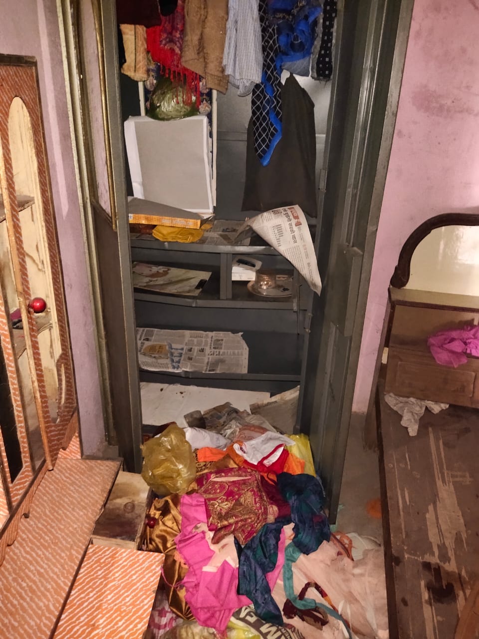 Kannauj : Two lakh cash jewelery stolen from a closed house in Tirwa