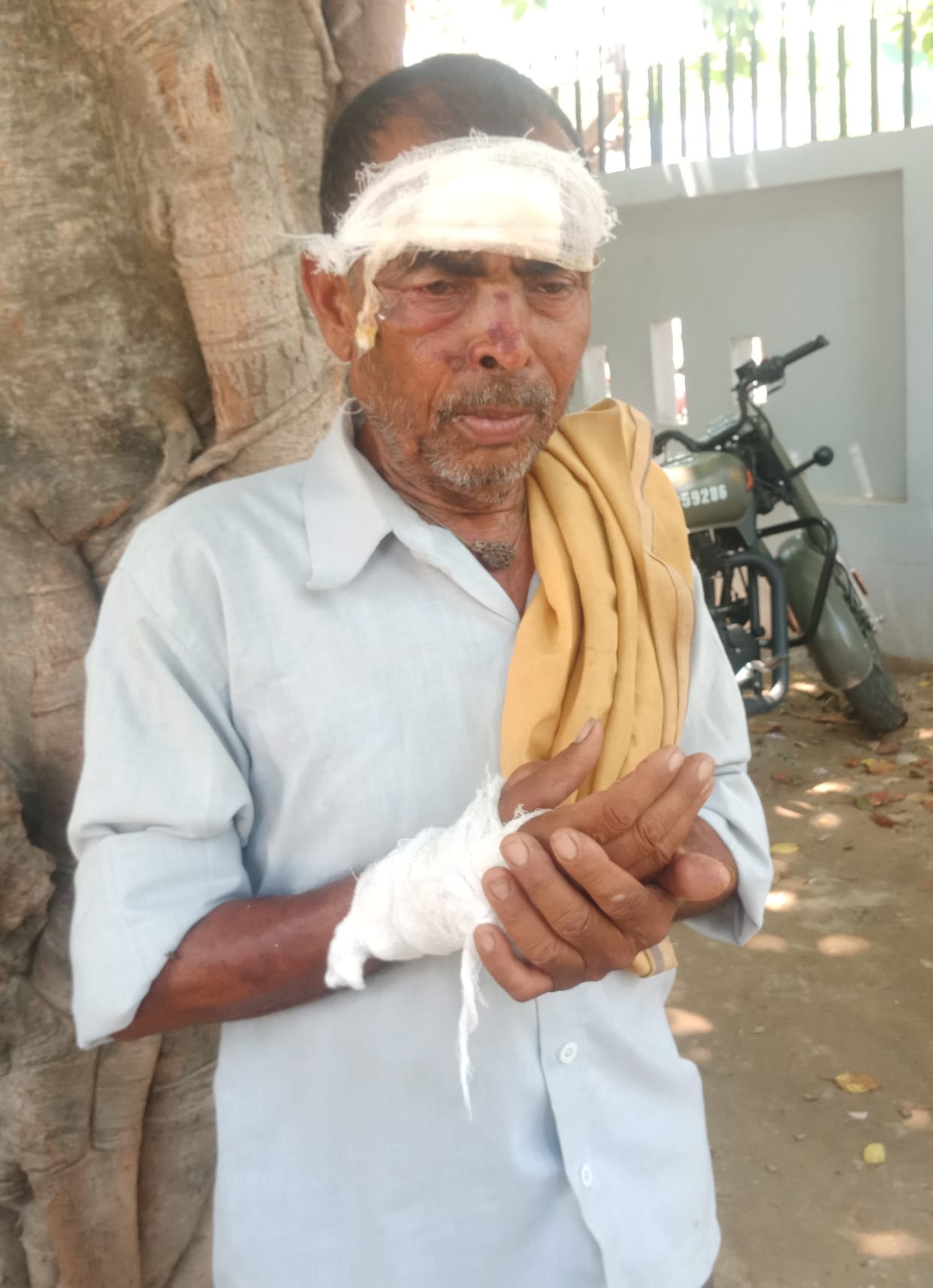 Kannauj: Son along with wife beat father hostage