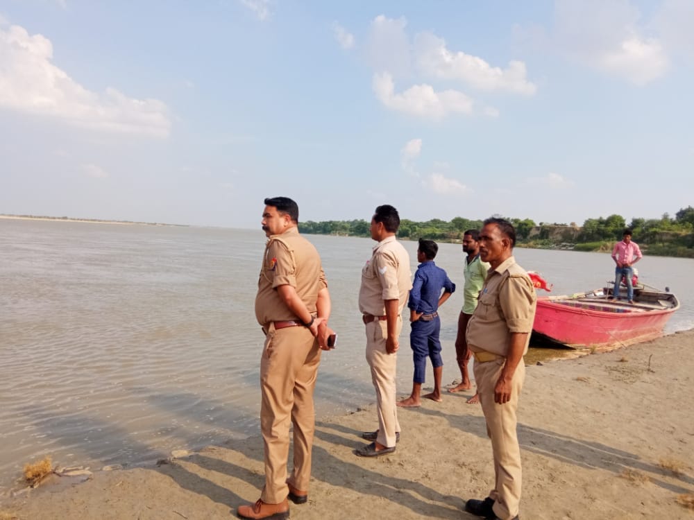 Kannauj: Friend pushed the contractor into the Ganges by boat, missing