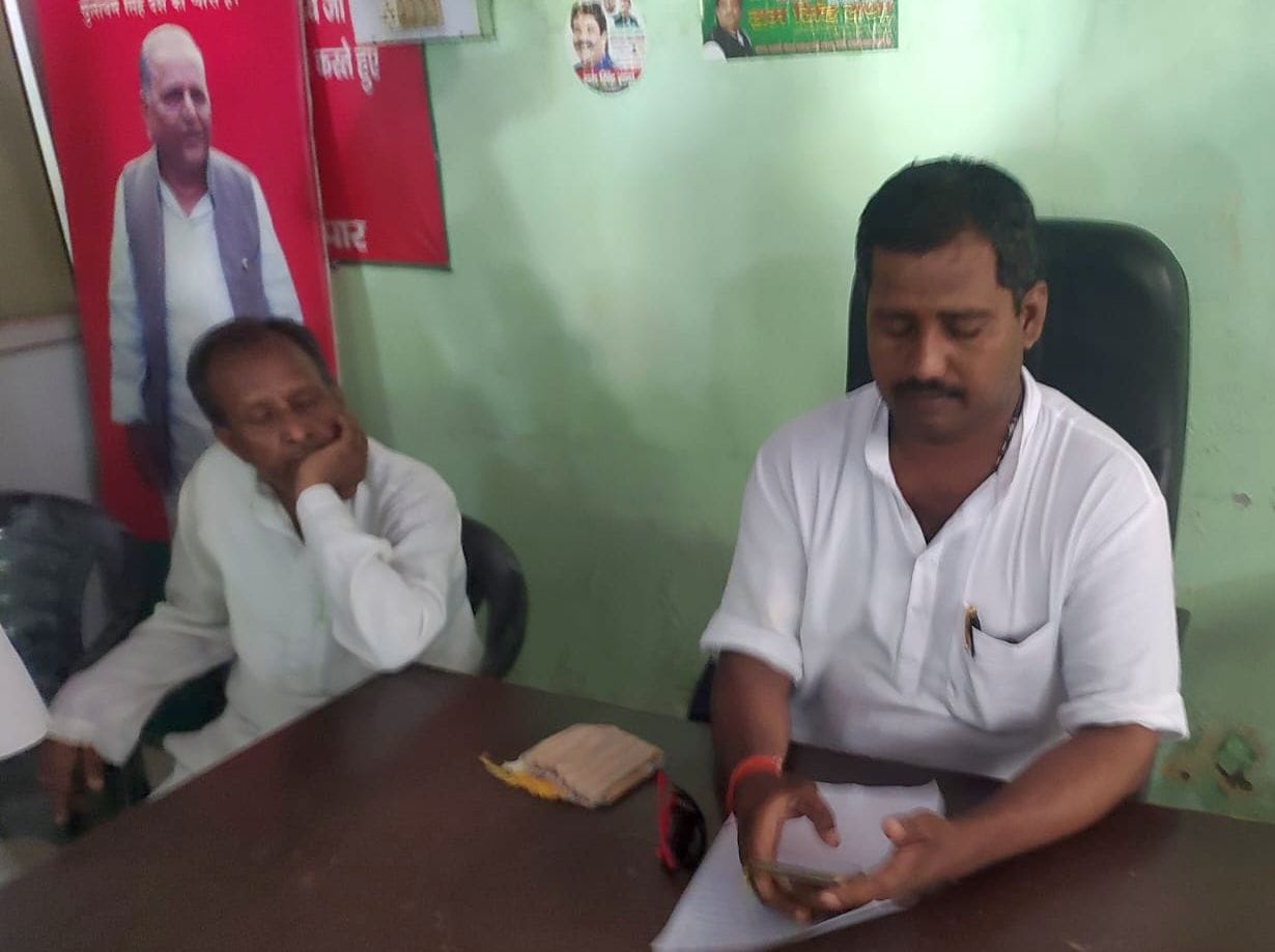 hardoi news, Outgoing SP president and workers clashed over the chair
