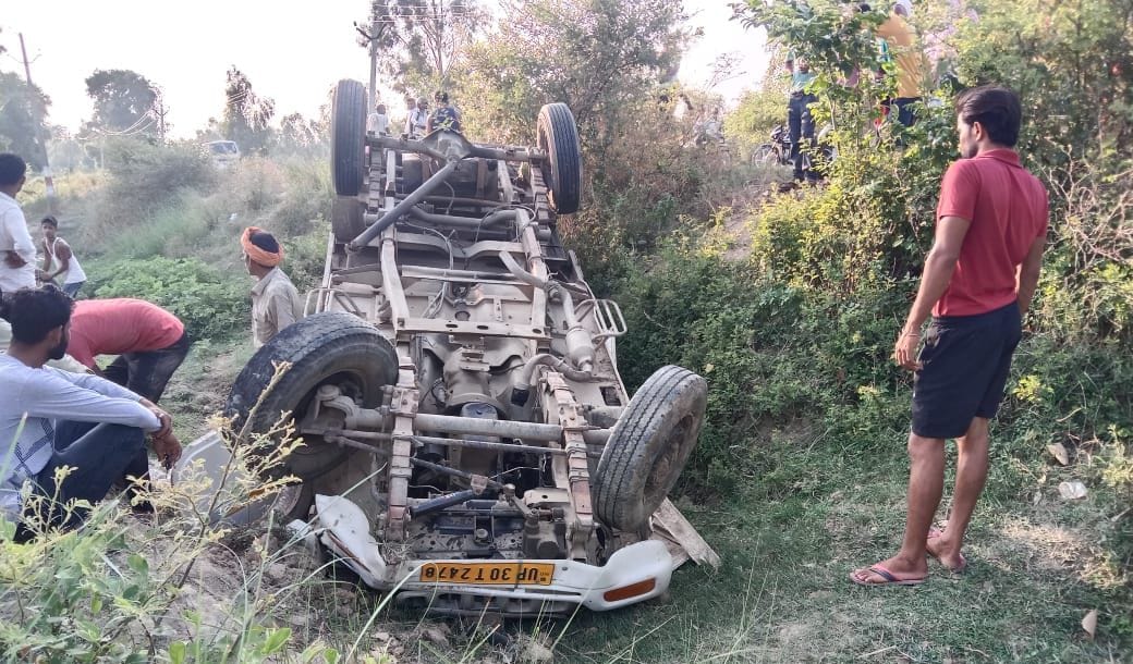 hardoi news, Pickup ditch overturned, three injured including driver