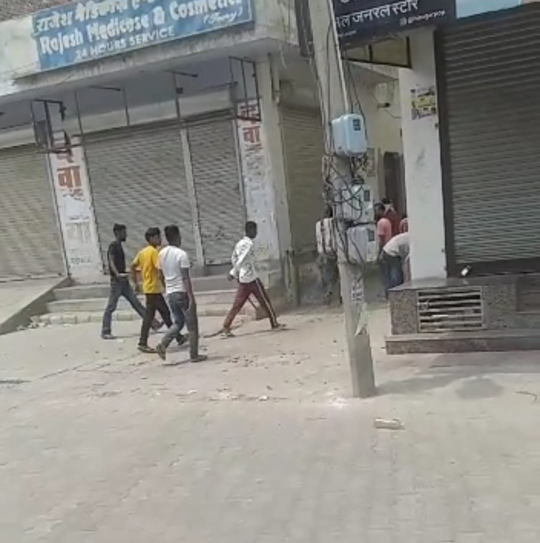 Two sides clashed on Geeta Mandir Road, rained bricks, waved swords