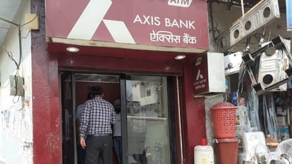 बैंक एटीएम लूटने का प्रयास।