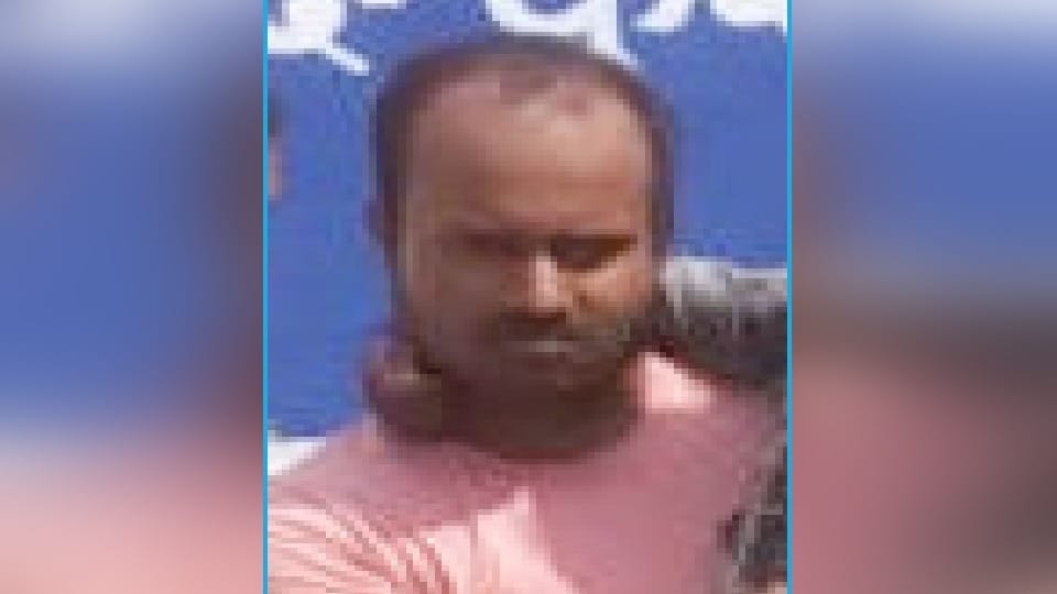 husband killed his wife by attacking with stone in badarpur area of delhi he was angry due to mobile breakdown