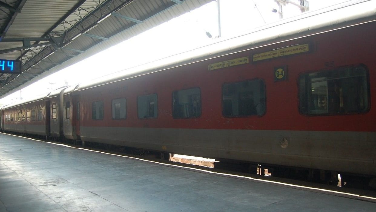 Hathras: Kolkata-Agra Express standing in Hathras due to engine failure