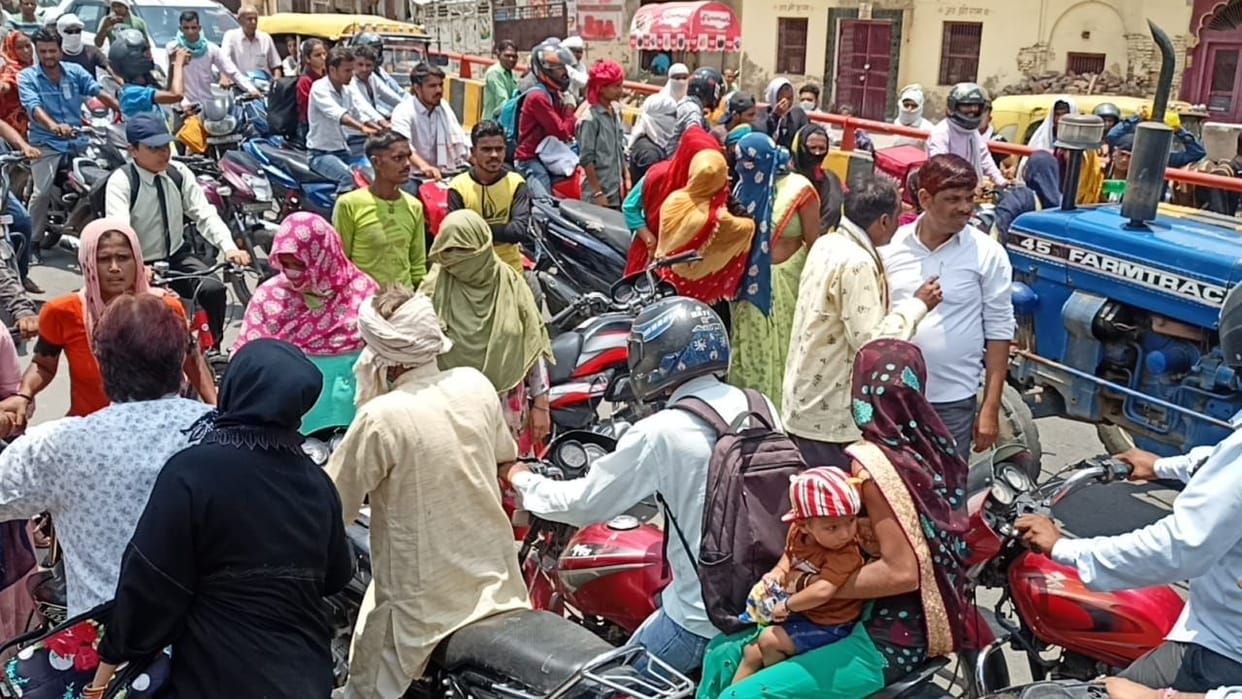 Hathras: Women jammed the overbridge in protest against the problem of waterlogging