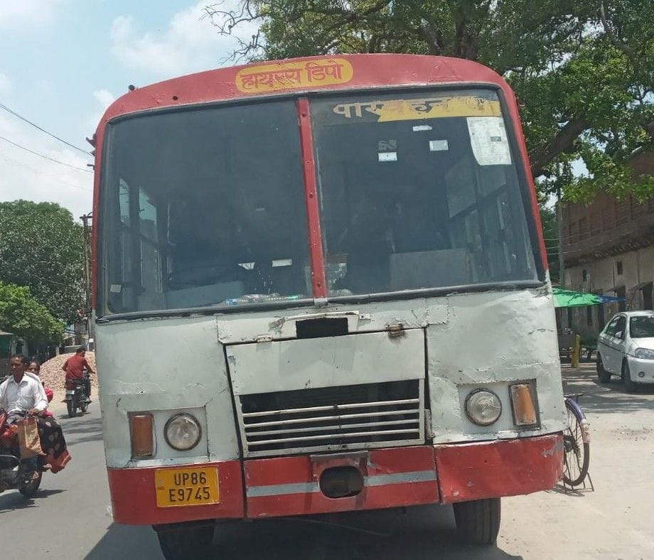 Hathras: Bus going from Hathras to Aligarh broke down, passengers upset