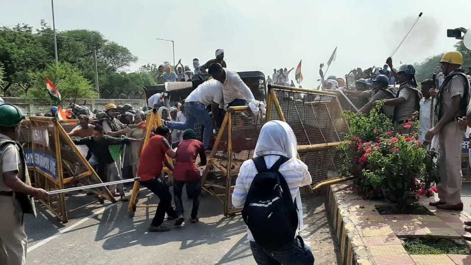 Police lathi charged on protesters in Hisar of Haryana