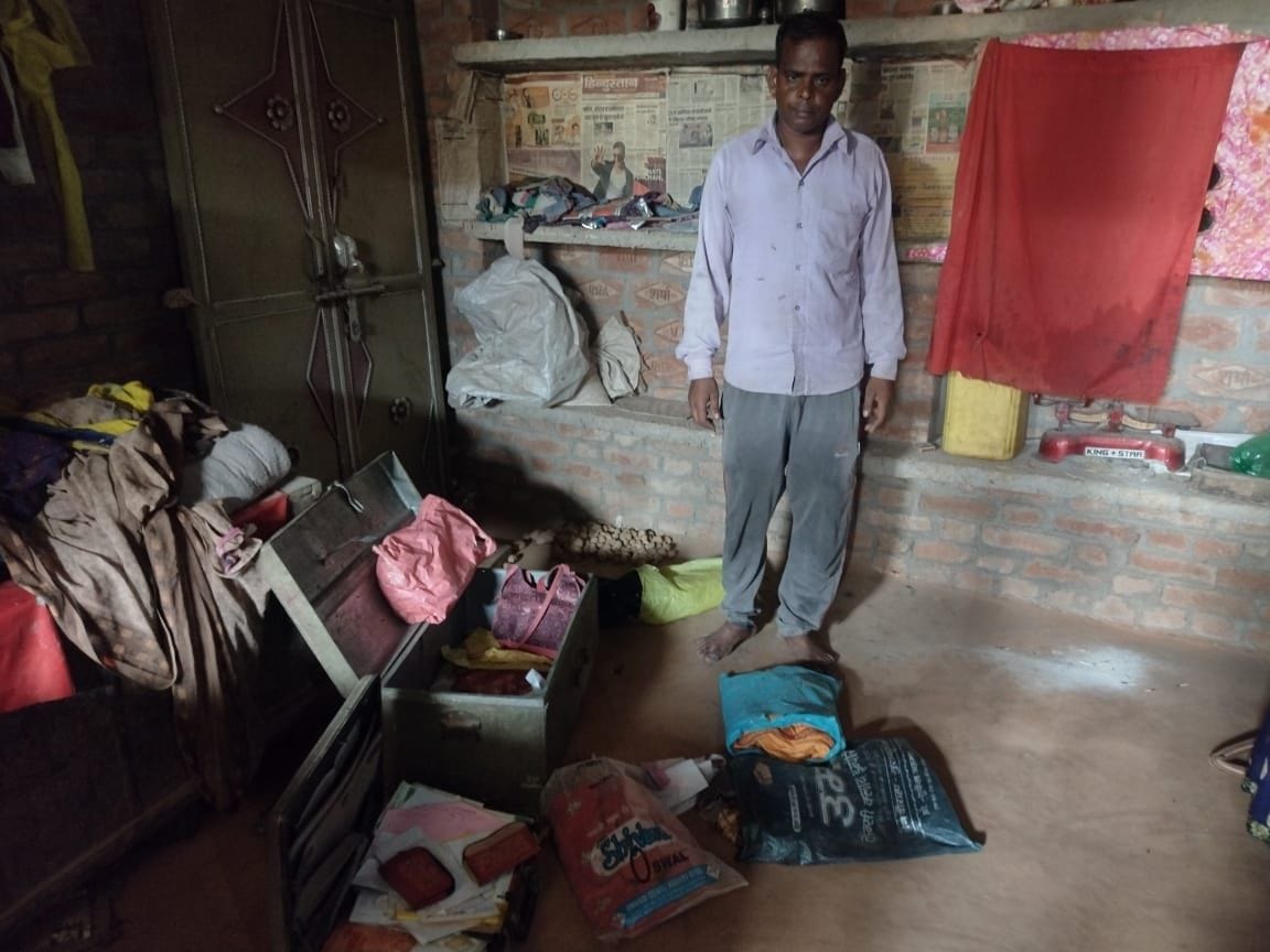 Relatives kept sleeping, cash and jewelery stolen
