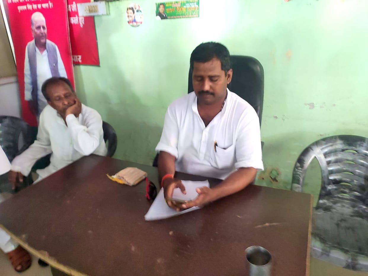 Outgoing SP President and Kuldeep Yadav clashed over the chair in Hardoi, the dissolution of the unit still showed animosity among themselves