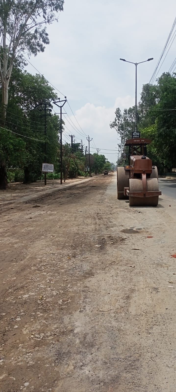 Stones are lying on the Kanwar road, dust is flying