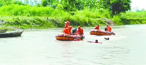 The brave people saved the people trapped in the flood