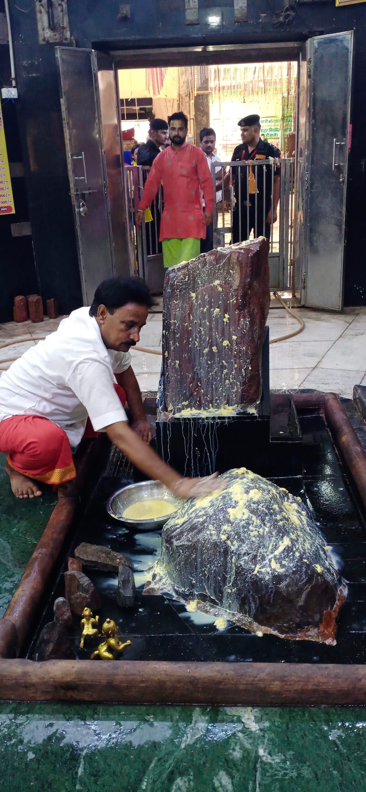 Mathura: Abhisheka with Rabri at Mansi Ganga Giriraj Mukharbind Temple