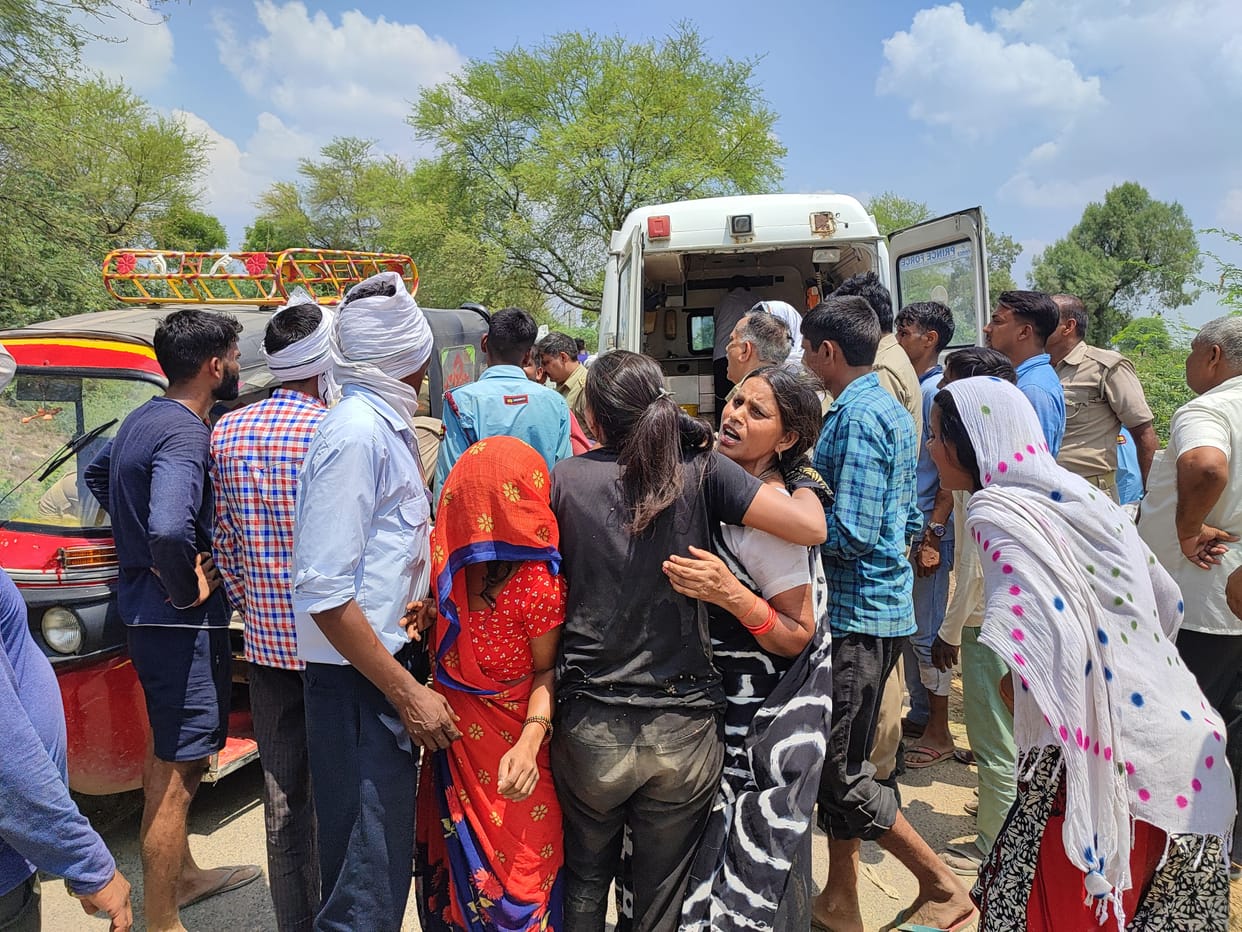 Mathura: Driver dies due to tractor-trolley overturning, driver's body buried under tractor for an hour
