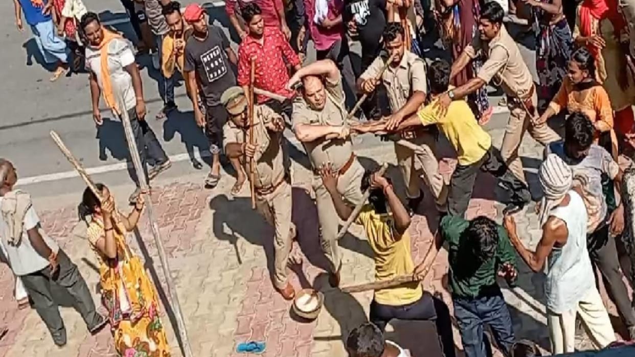 The villagers clashed from police with sticks after the death of girl child in Muzaffarnagar see photos