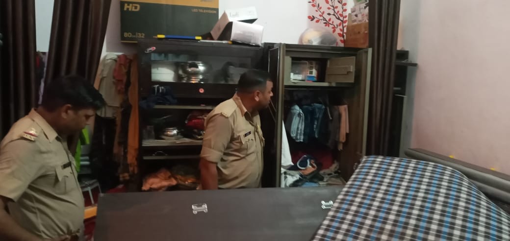 Cash and jewelery stolen by breaking the locks of the locked house