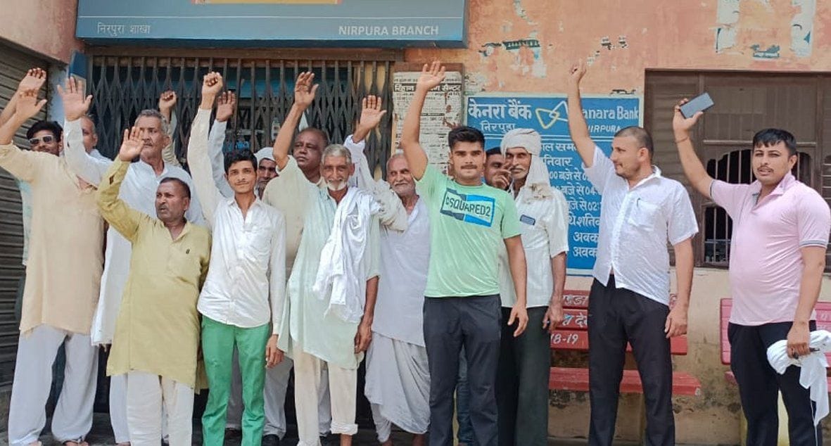 Consumers protested for not working in the bank
