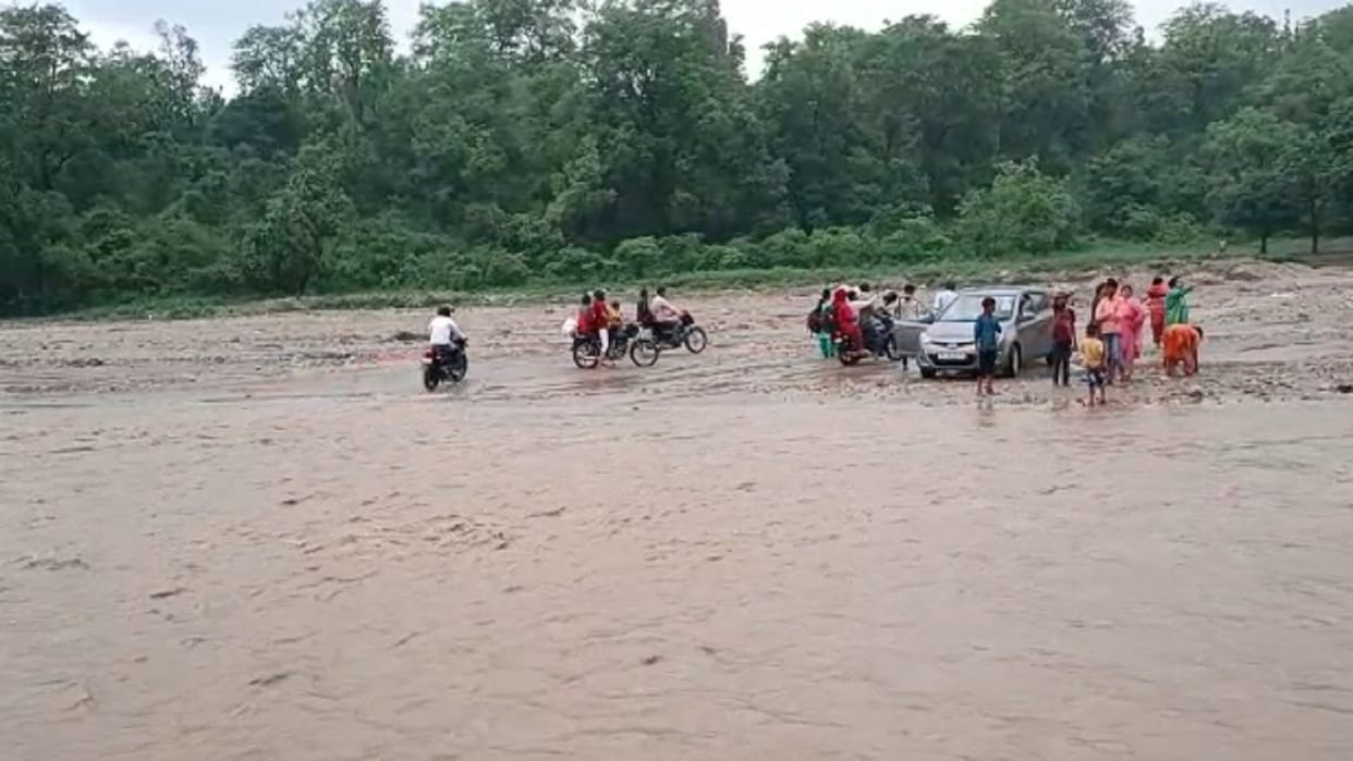 Saharanpur The movement of devotees of Siddhapeeth Shakambhari Devi stopped after the rain