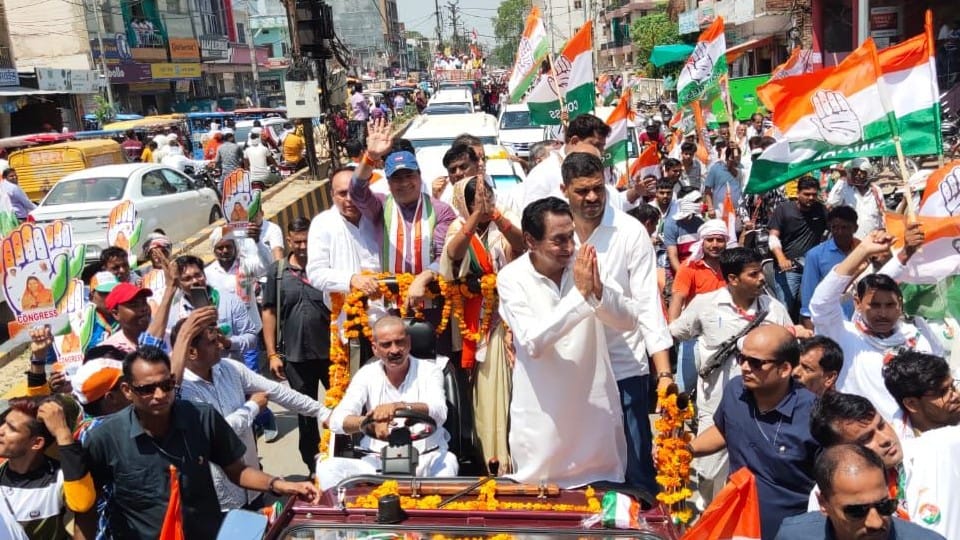 प्रदेश कांग्रेस अध्यक्ष कमलनाथ ने मुरैना में रोड शो किया।