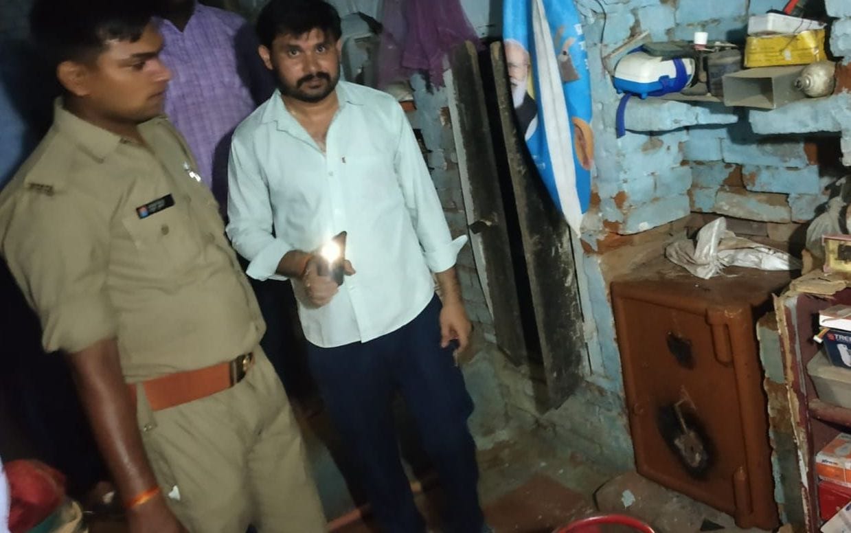 Kanpur Dehat : Eight lakh jewelery and one and a half lakh cash stolen from Saraf's house in Satsang Chowk locality