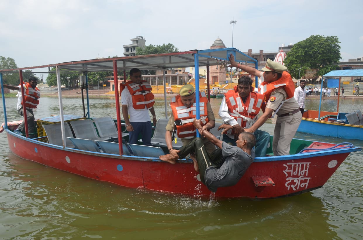 Do not panic if there is a flood, courage will save life