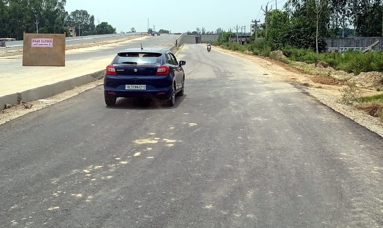 Vehicles running on a service lane of Krishna river bridge