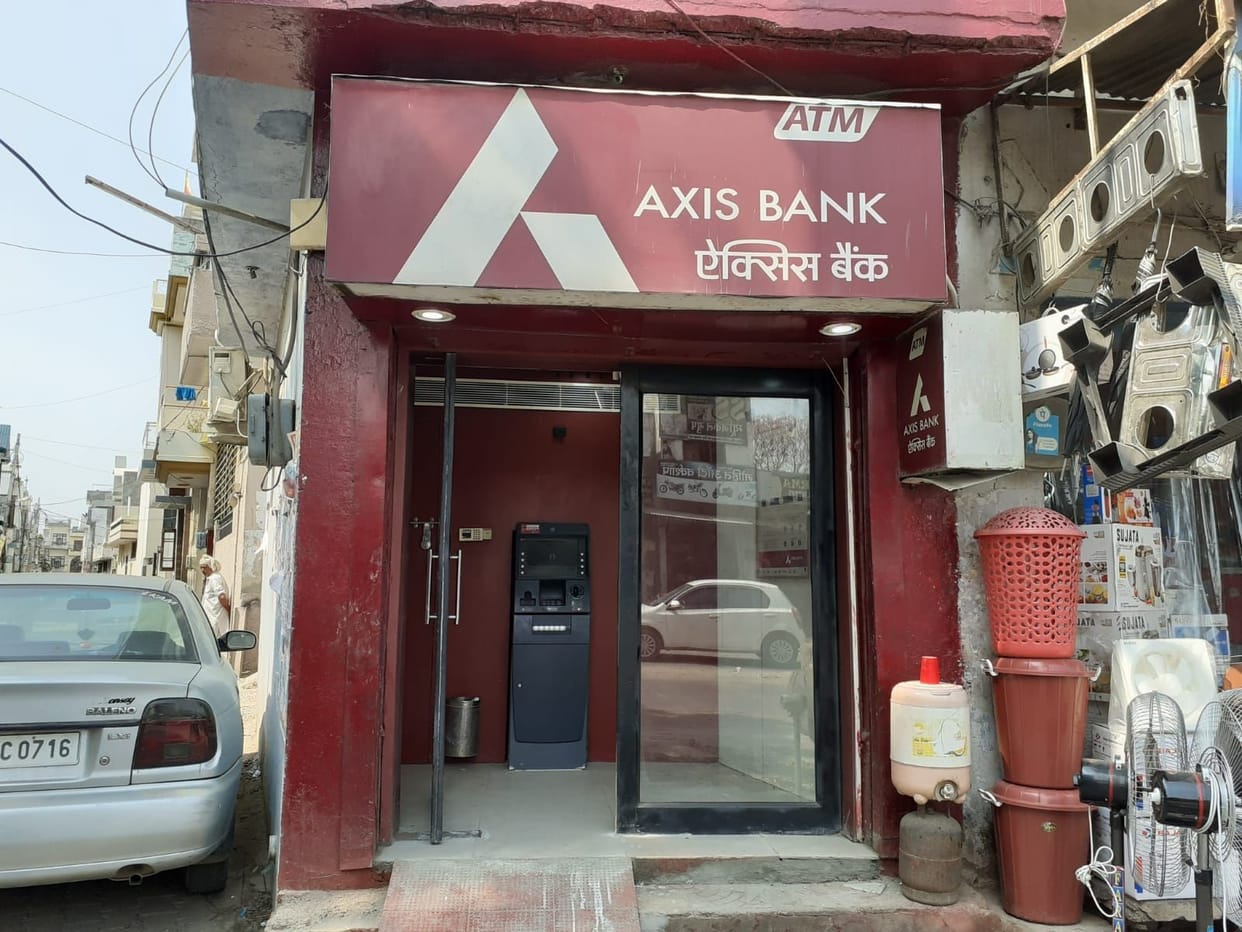 Attempt to rob Axis Bank ATM