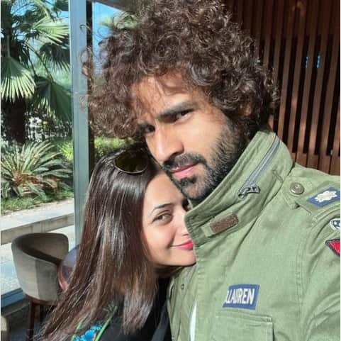 Divyanka Tripathi and Vivek Dahiya Wedding Anniversary See Romantic Pictures News in Hindi