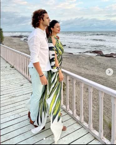 Divyanka Tripathi and Vivek Dahiya Wedding Anniversary See Romantic Pictures News in Hindi