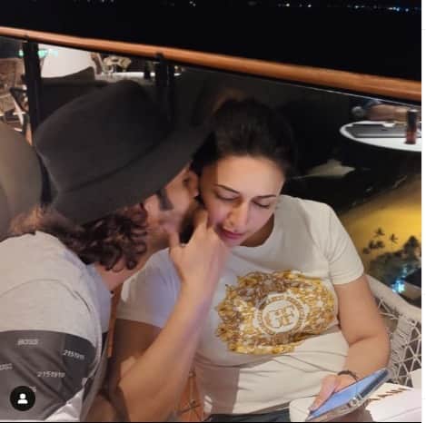 Divyanka Tripathi and Vivek Dahiya Wedding Anniversary See Romantic Pictures News in Hindi