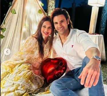 Divyanka Tripathi and Vivek Dahiya Wedding Anniversary See Romantic Pictures News in Hindi