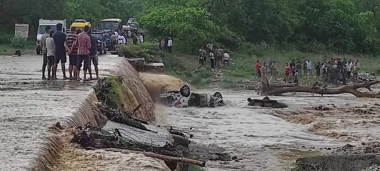 Car accident in Uttarakhand Ramnagar, Tourist car crash, Car rammed into the river, nine tourists died