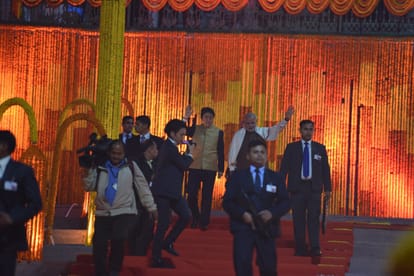 Shinzo Abe death varanasi people paid heartfelt tribute to Late Former Prime Minister of Japan Shinzo Abe at Akhil Bhartiya Shiksha Samagam.