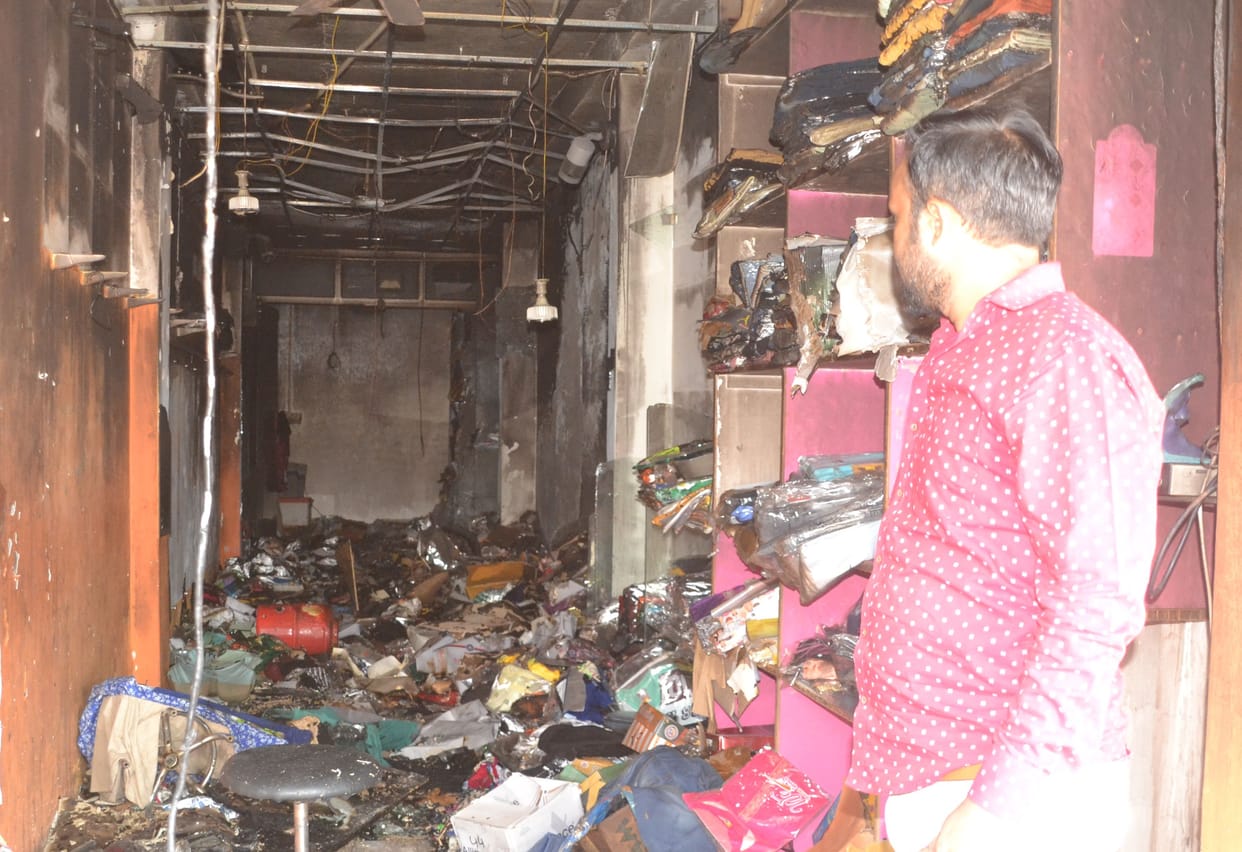 Kanpur dehat : Fire breaks out in saree shop in Nayaganj, goods worth 20 lakhs ashes, shopkeepers around stunned