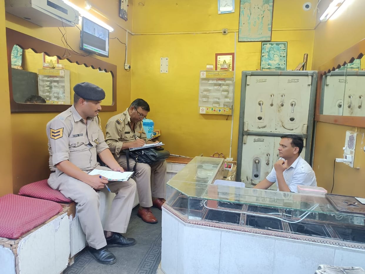 Four lakh rings stolen from goldsmith's shop