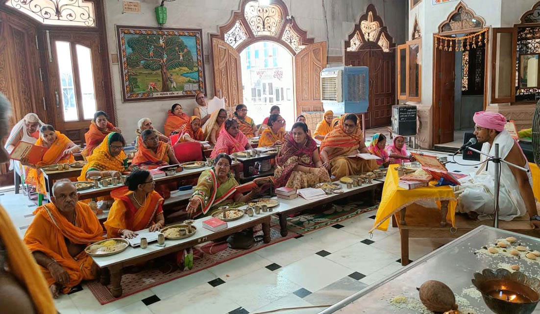 Devotees chanting hymns, hailing Lord Parshvanath