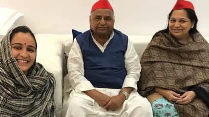 बहू अपर्णा यादव के साथ मुलायम सिंह यादव और साधना गुप्ता